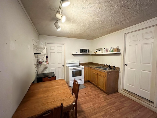 kitchen featuring sink, crown molding, a textured ceiling, hardwood / wood-style flooring, and white range with electric cooktop