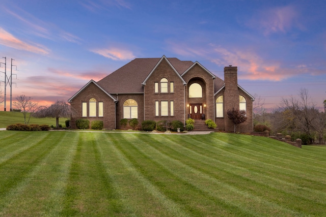 view of front of property featuring a yard