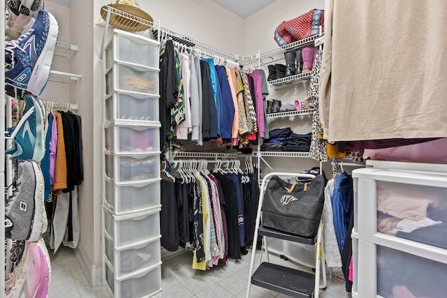 walk in closet with light tile patterned flooring