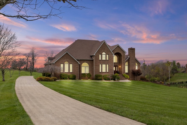 view of front of property featuring a yard