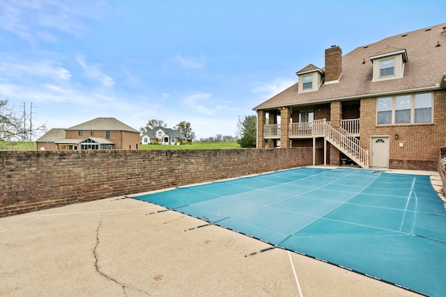 view of swimming pool