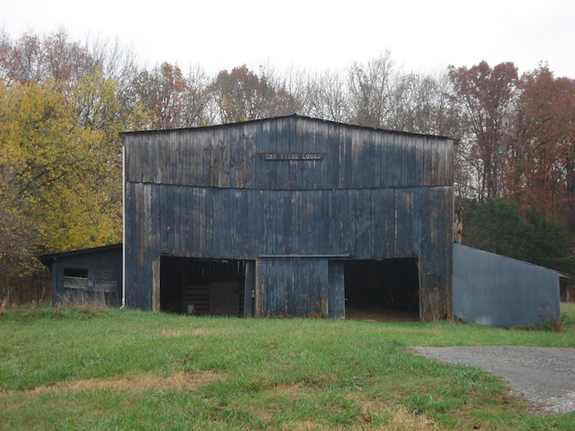 view of outbuilding featuring a lawn