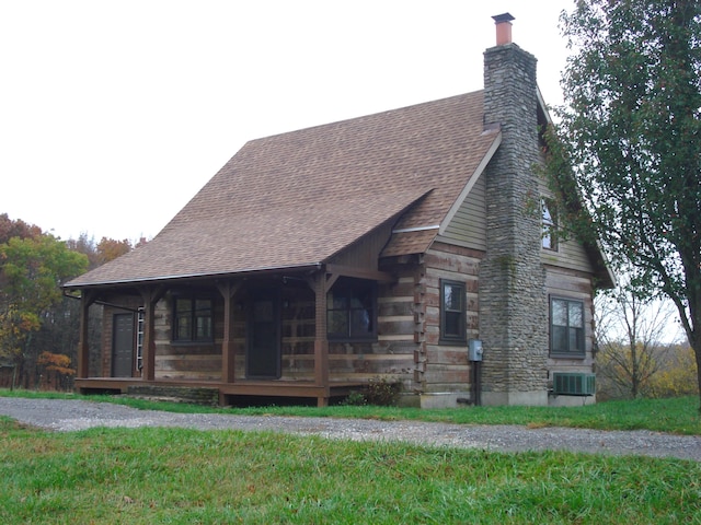 view of front of property with a front yard and a porch