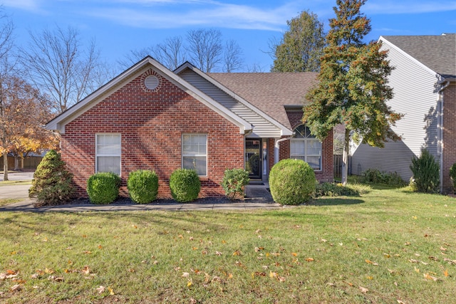 view of front facade featuring a front lawn