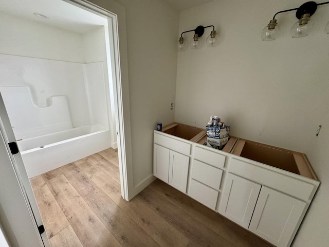 6033 Arbor Woods Way, Richmond, KY 40475 - full bath with wood finished floors and shower / washtub combination