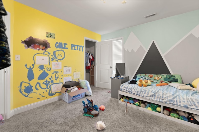 bedroom featuring carpet flooring and a closet