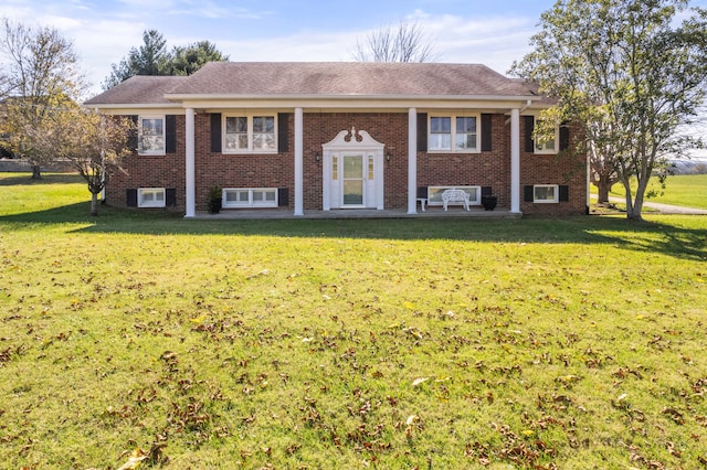 split foyer home featuring a front lawn