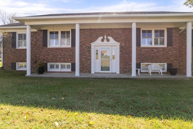 split foyer home featuring a front lawn