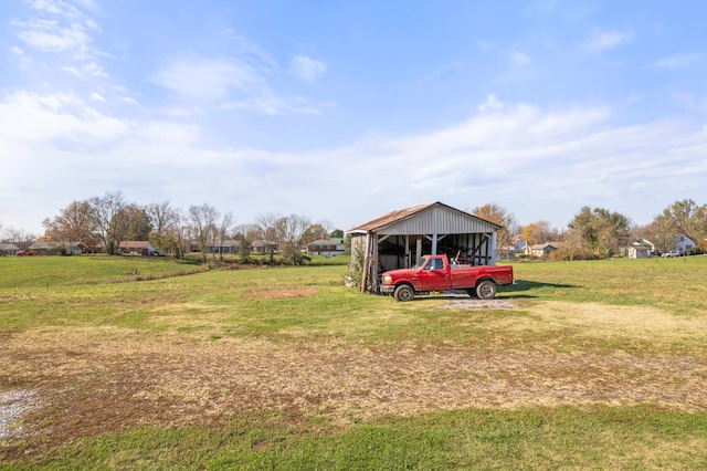 view of yard with an outbuilding