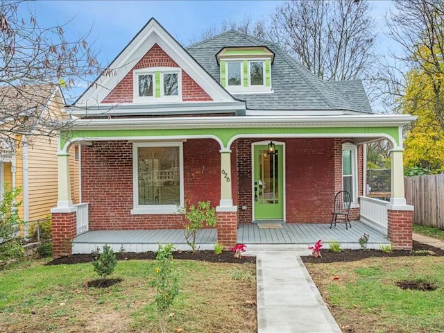 view of front of property featuring a front lawn and a porch