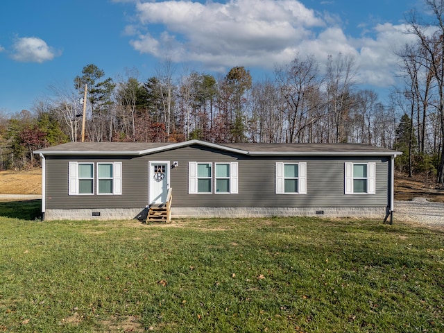 manufactured / mobile home with a front yard