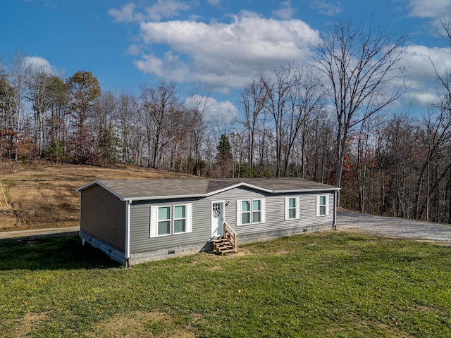 manufactured / mobile home with a front lawn