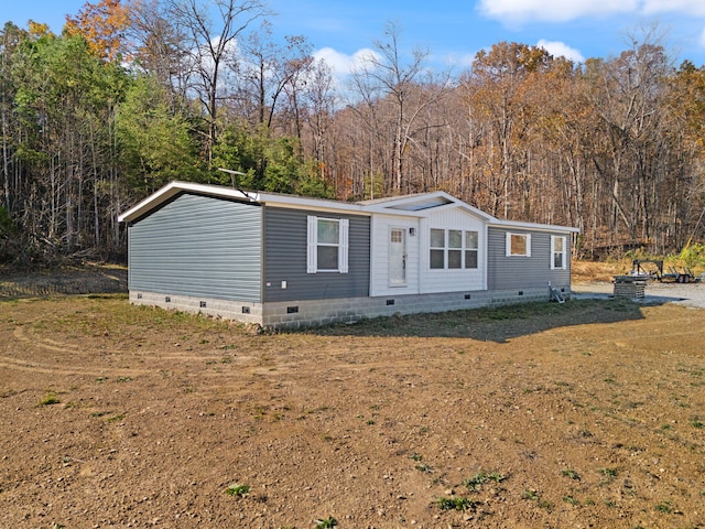 manufactured / mobile home featuring a front lawn