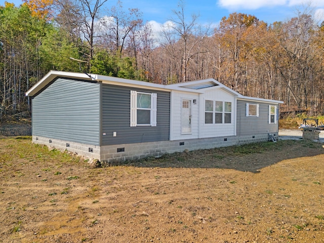 manufactured / mobile home with a front yard