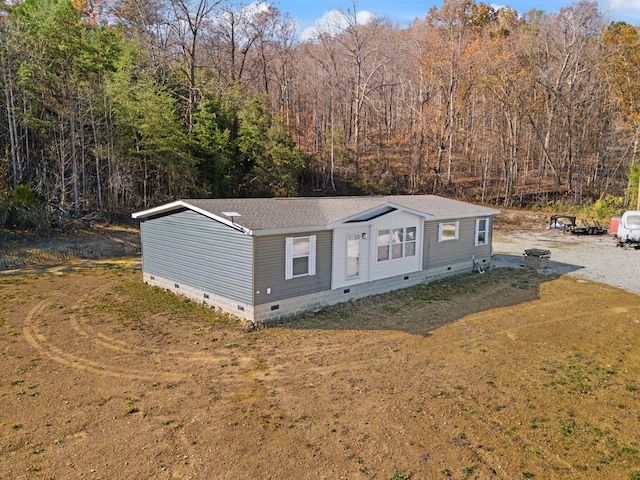 manufactured / mobile home featuring a front yard