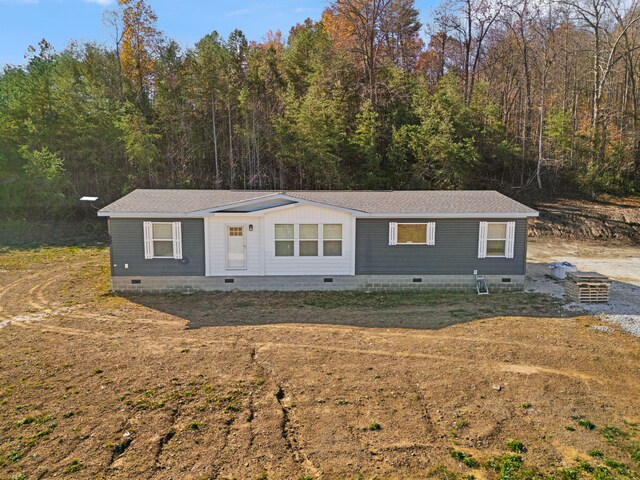 manufactured / mobile home with a front yard