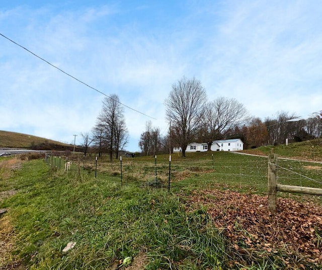 view of yard featuring a rural view