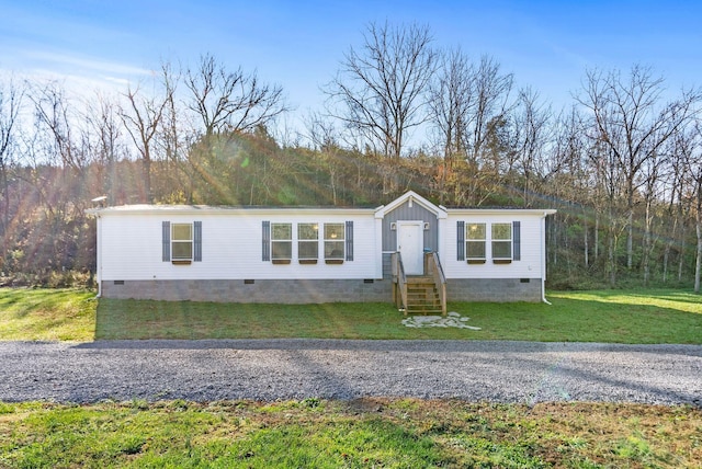 manufactured / mobile home featuring a front yard