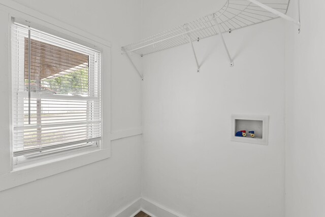 spare room featuring a chandelier, a textured ceiling, and light hardwood / wood-style floors