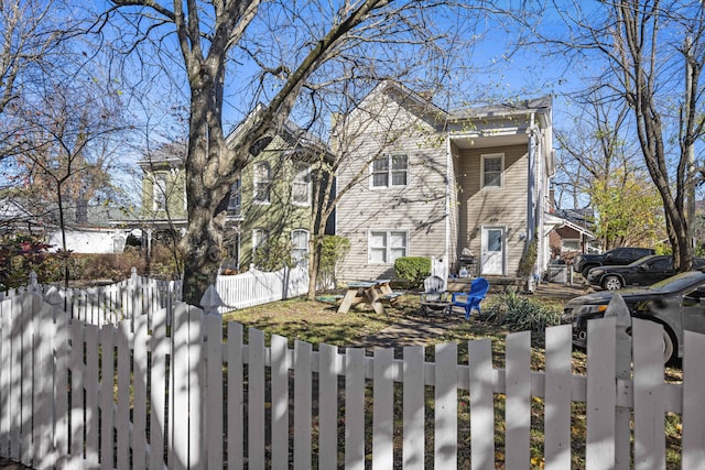 view of front of property featuring a fenced front yard