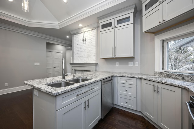 kitchen with ornamental molding, a sink, dark wood-style floors, a peninsula, and dishwasher