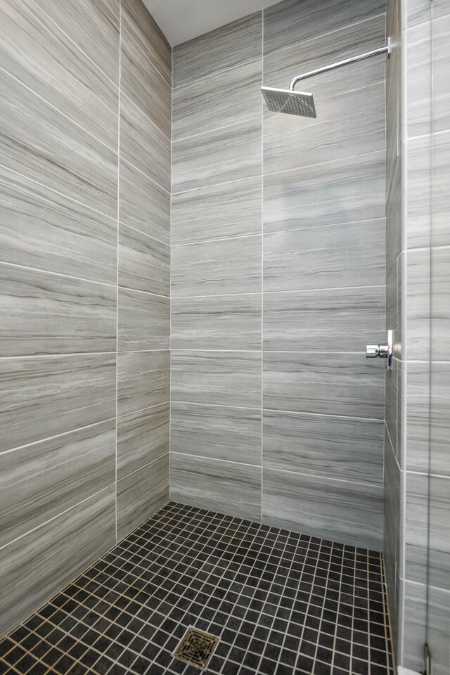 full bath featuring tiled shower