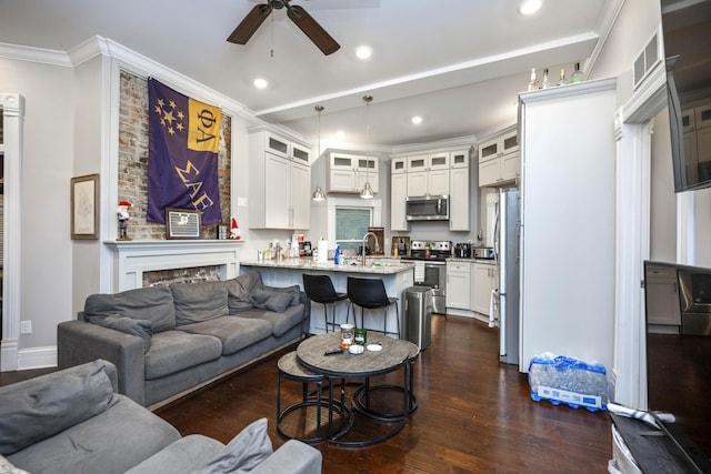 living area with visible vents, dark wood-type flooring, crown molding, recessed lighting, and a ceiling fan