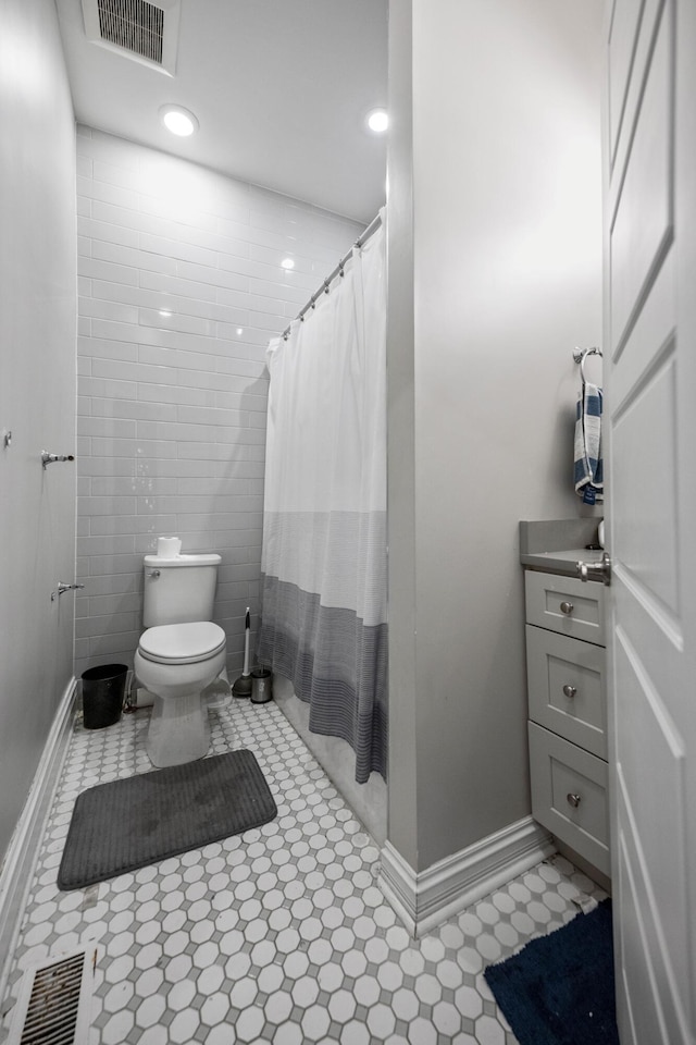 full bathroom with visible vents, curtained shower, toilet, and baseboards