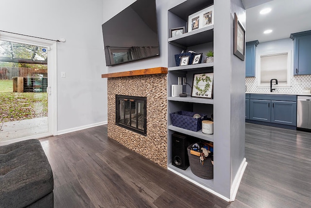 living room with dark wood-type flooring and sink