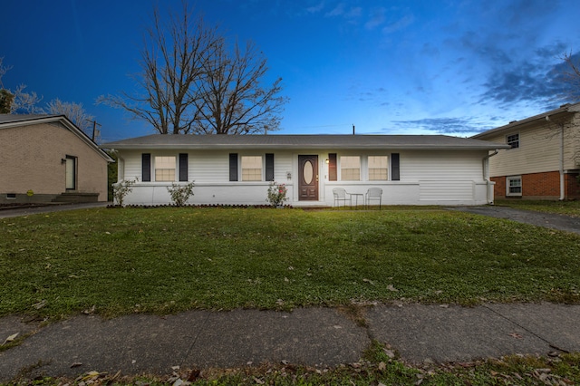 single story home featuring a front yard