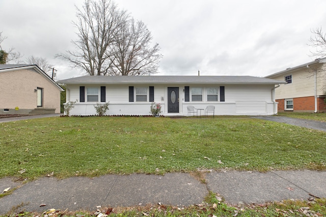 ranch-style home featuring a front lawn