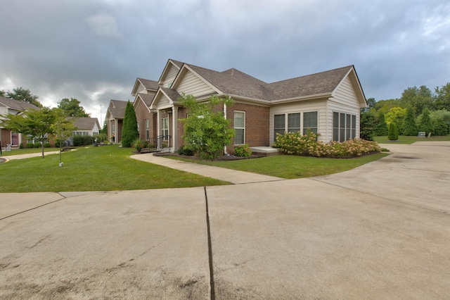 view of front facade featuring a front yard