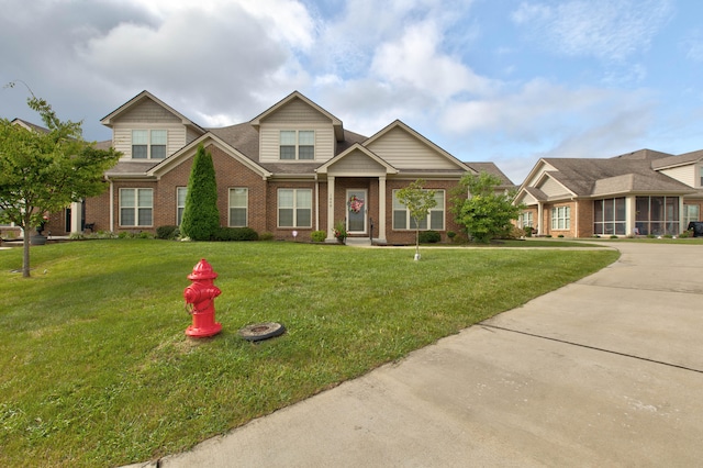 craftsman inspired home featuring a front lawn