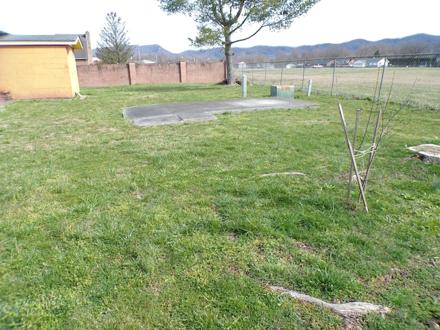 view of yard featuring a mountain view