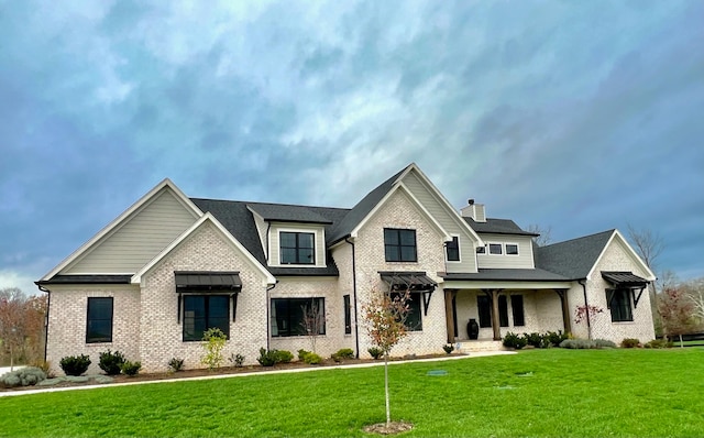 view of front of property featuring a front lawn