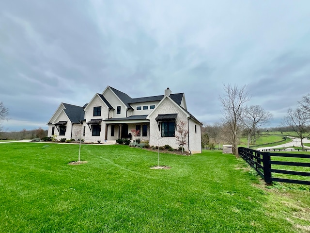 view of front of property featuring a front yard