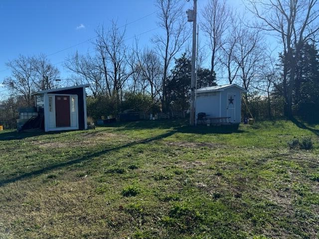 view of yard with a storage shed