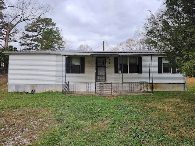 manufactured / mobile home with a front lawn