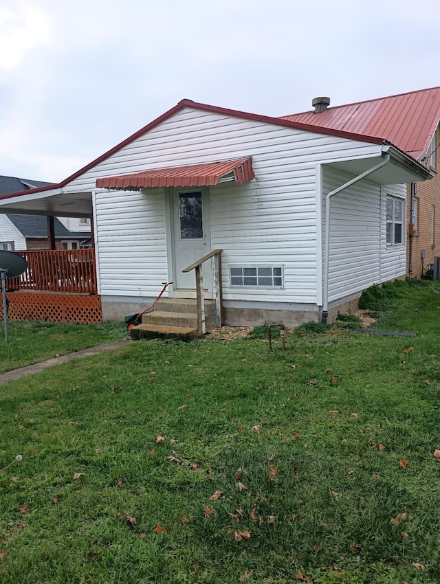 view of front facade featuring a front lawn