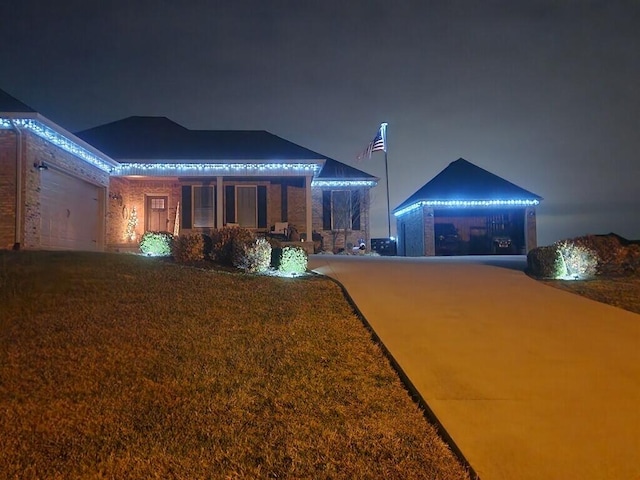 view of front of property featuring a yard