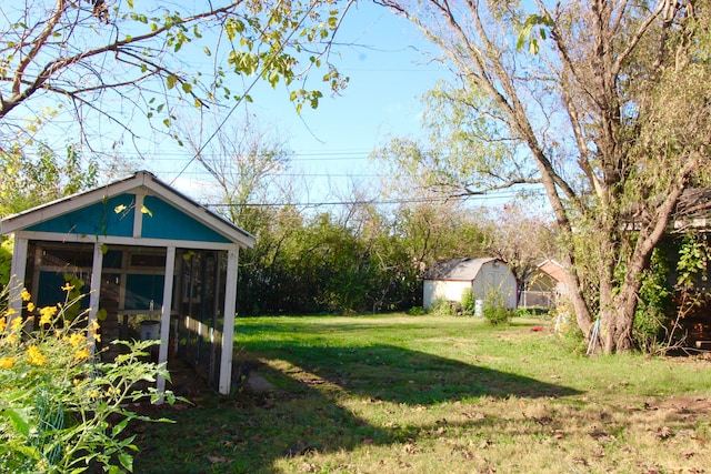 view of yard featuring a storage shed