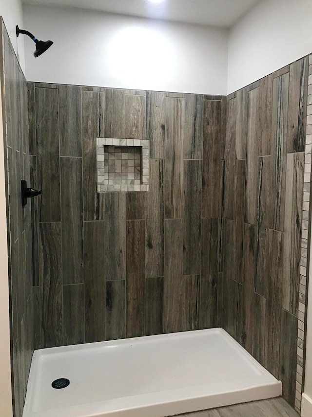 bathroom featuring a tile shower