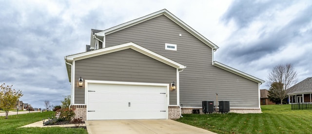528 Old Station Rd, Frankfort, KY 40601 - view of home's exterior featuring a lawn, a garage, and driveway