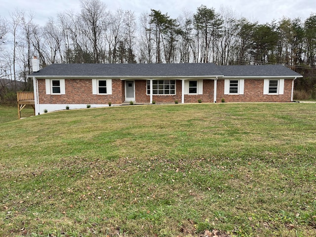 ranch-style home featuring a front lawn