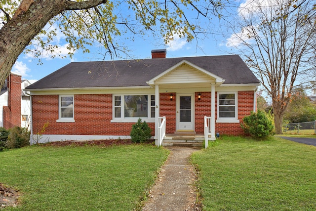 view of front of property featuring a front yard