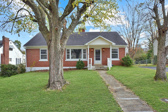 view of front facade featuring a front lawn