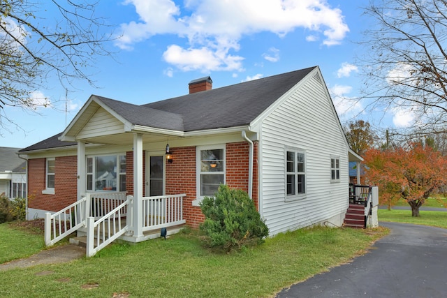 view of front of property with a front lawn