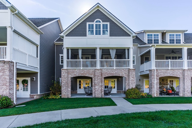 townhome / multi-family property featuring a front lawn