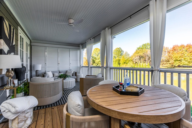 sunroom with ceiling fan