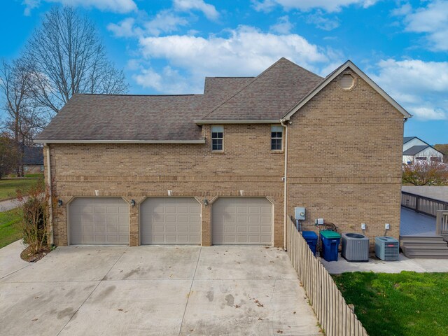 view of front facade featuring a front lawn and a garage